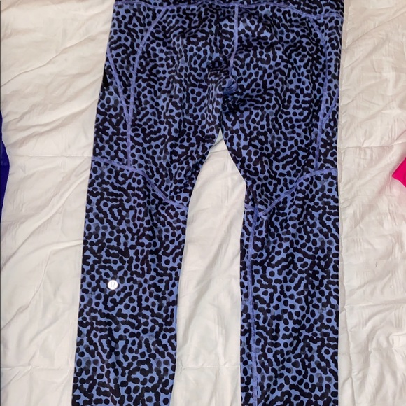 Lulu Lemon Blue Leopard Cropped Leggings - Picture 2 of 4